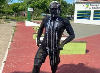 Estátua de Daniel Alves é removida de praça em Juazeiro