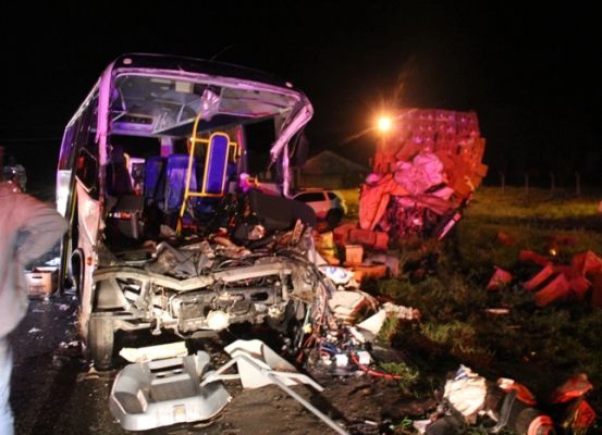 Cinco pessoas morrem e 10 ficam feridas em acidente com micro-ônibus na Bahia