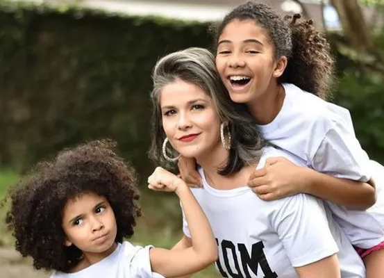 Filha da atriz Samara Felippo é alvo de racismo em escola de alto padrão em SP; alunas escreveram ofensa em caderno