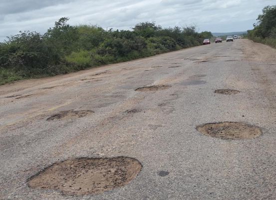Motoristas reclamam dos buracos na BA-148, rodovia que liga Irecê a Barra do Mendes