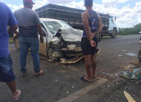 Mulher morre em batida frontal envolvendo dois carros entre João Dourado e América Dourada, na região de Irecê