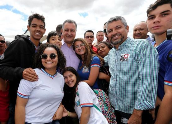 Rui Costa inaugura avenida, entrega pavimentação e 3 ambulâncias à população