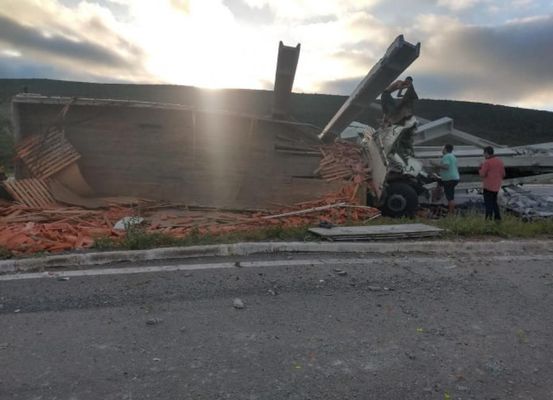 Cafarnaum: Motorista morre após colisão entre carretas