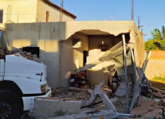 Caminhão desgovernado invade casa em Irecê