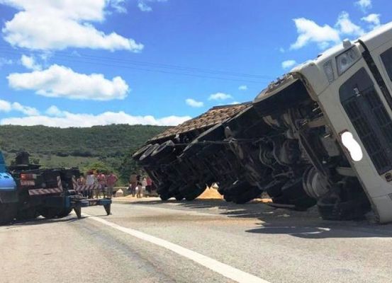 Chapada Diamantina: Caminhoneiro embriagado provoca acidente na BR 242, em Seabra