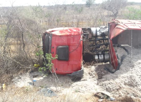 Tomba caminhão carregado de areia próximo a América Dourada, na região de Irecê