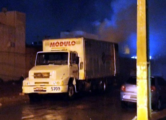 Caminhão-baú que transportava produtos inflamáveis pega fogo próximo a Irecê