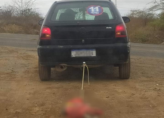 Denúncia: homem arrasta cachorro dentro de um saco preso ao engate de reboque de carro em São Gabriel