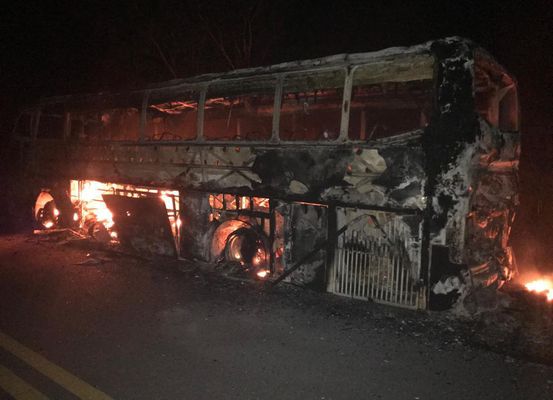 Morro do Chapéu: Ônibus que transportava 45 passageiros após atendimento médico fica destruído depois de pegar fogo 