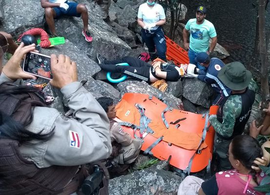 Jovem é resgatado ao cair de cinco metros na Cachoeira do Ferro Doido em Morro do Chapéu
