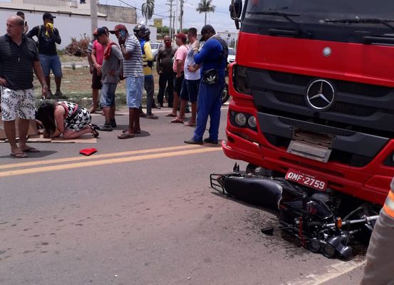 Colisão entre caminhão e moto no contorno de Irecê deixa dois feridos