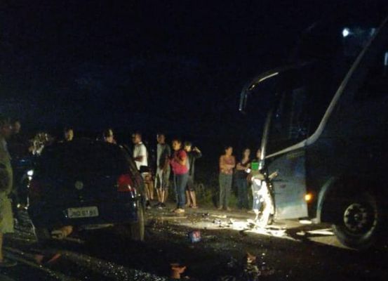 João Dourado: Colisão entre carro e ônibus deixa um morto na BA-052