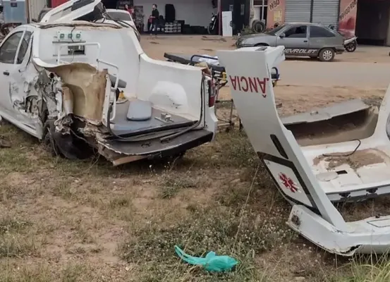 Acidente entre caminhões, ambulância e kombi mata duas pessoas na Chapada Diamantina