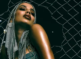 Anitta mostra ser cria da favela e inaugura nova era do funk com disco trilíngue