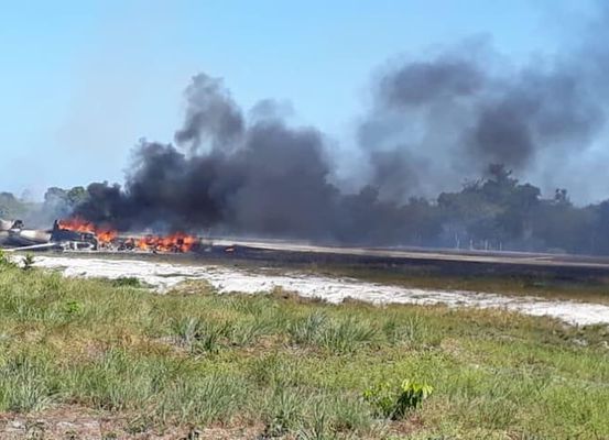 Aeronave cai durante pouso em pista de resort, pega fogo e deixa morto e feridos na Bahia