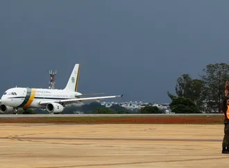 Avião presidencial arremete ao tentar pousar em Sorocaba