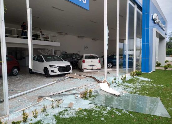 Carro desgovernado invade a concessionária de veículos Topvel em Jacobina