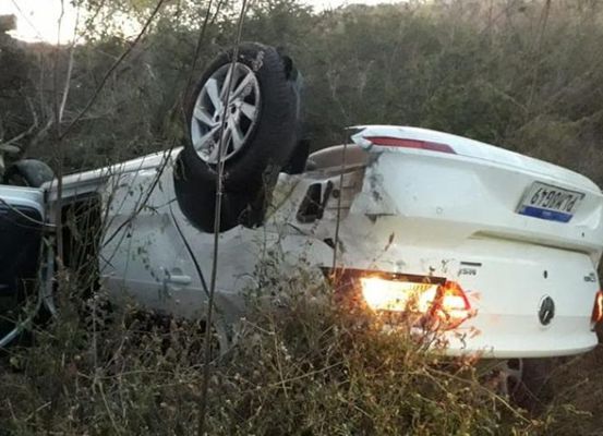 Carro da Prefeitura de Canarana capota após pneu estourar em rodovia e três ficam feridos