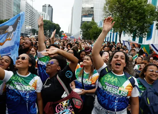 Evangélicos crescem e representam mais de um quarto da população