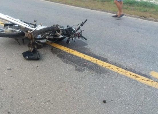 Avô e neto morrem após acidente entre moto e caminhão em Morro do Chapéu