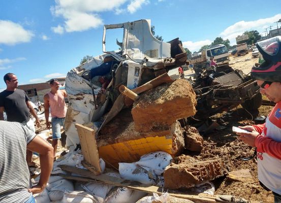 Seabra: Tragédia na BR 242, próximo ao Posto Diamantina, deixa 06 mortos e 23 feridos