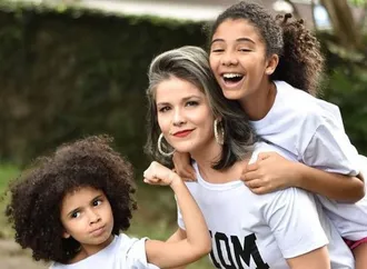 Filha da atriz Samara Felippo é alvo de racismo em escola de alto padrão em SP; alunas escreveram ofensa em caderno