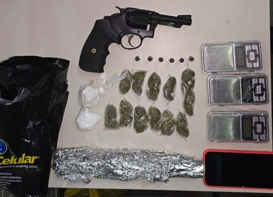 Homem é preso em flagrante com armas, munição e drogas em Irecê
