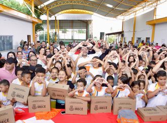 Irecê inicia entrega de kits escolares para alunos da rede municipal