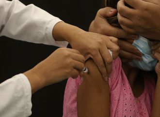 Lote de 754 mil doses da CoronaVac vai reforçar vacinação de crianças