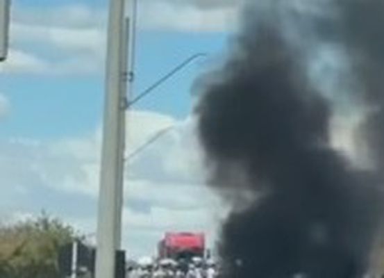 Manifestantes bloqueiam BA-052 em Central para exigir transferência urgente de bebê para Salvador