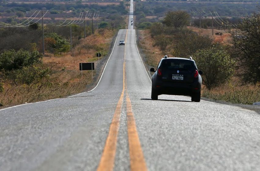 Motociclista é socorrido após bater na traseira de um carro na BA-225