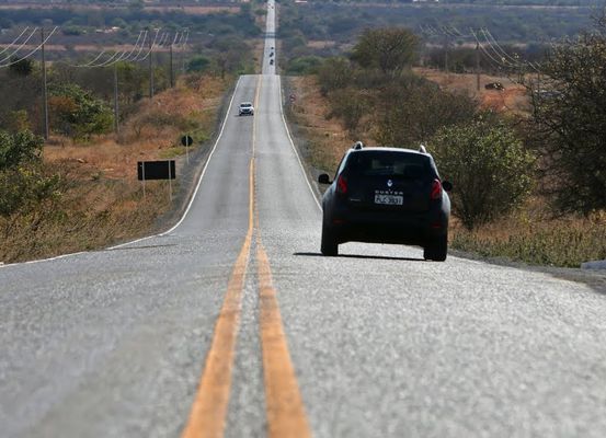 Motociclista é socorrido após bater na traseira de um carro na BA-225