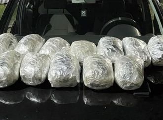 Operação policial apreende 12 kg de maconha e prende casal com criança no carro em Irecê