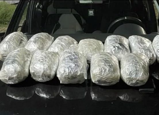 Operação policial apreende 12 kg de maconha e prende casal com criança no carro em Irecê
