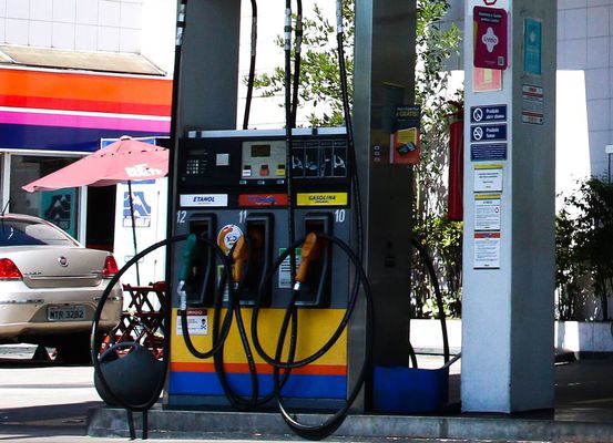 Preço da gasolina nos postos volta a subir após 15 semanas