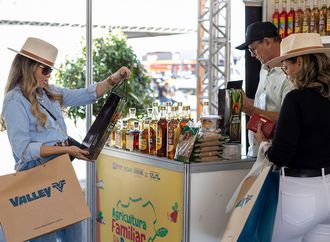 Público conhece e aprova produtos da agricultura familiar da Bahia durante feira em Luís Eduardo Magalhães