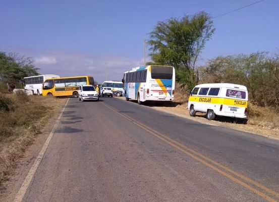 Trabalhadores de transporte alternativo fazem protesto na BA-148, entre Irecê e Barra do Mendes 