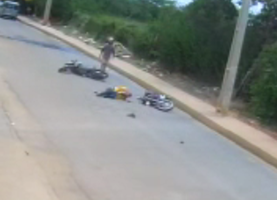 Acidente entre duas motos no bairro Coopirecê deixa condutor ferido. Veja vídeo
